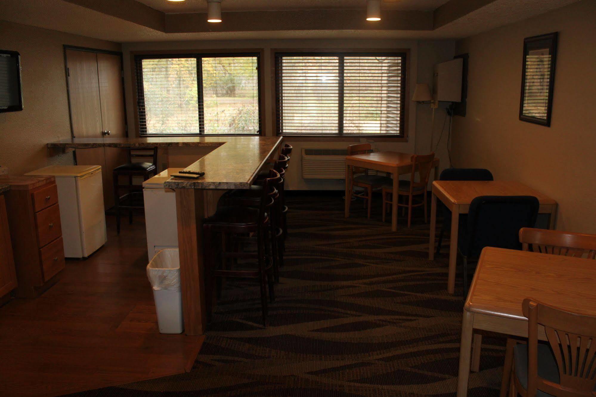Boarders Inn And Suites By Cobblestone Hotels - Ripon Kültér fotó