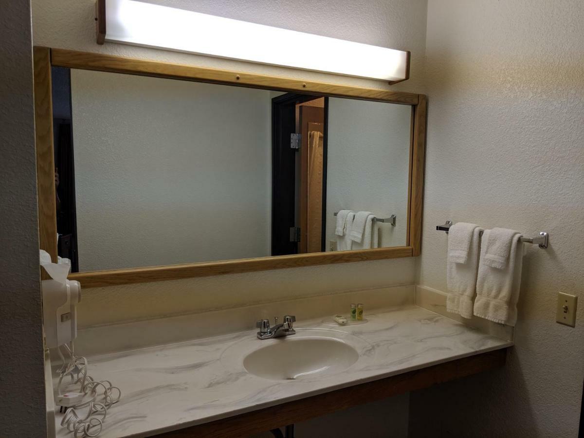 Boarders Inn And Suites By Cobblestone Hotels - Ripon Kültér fotó